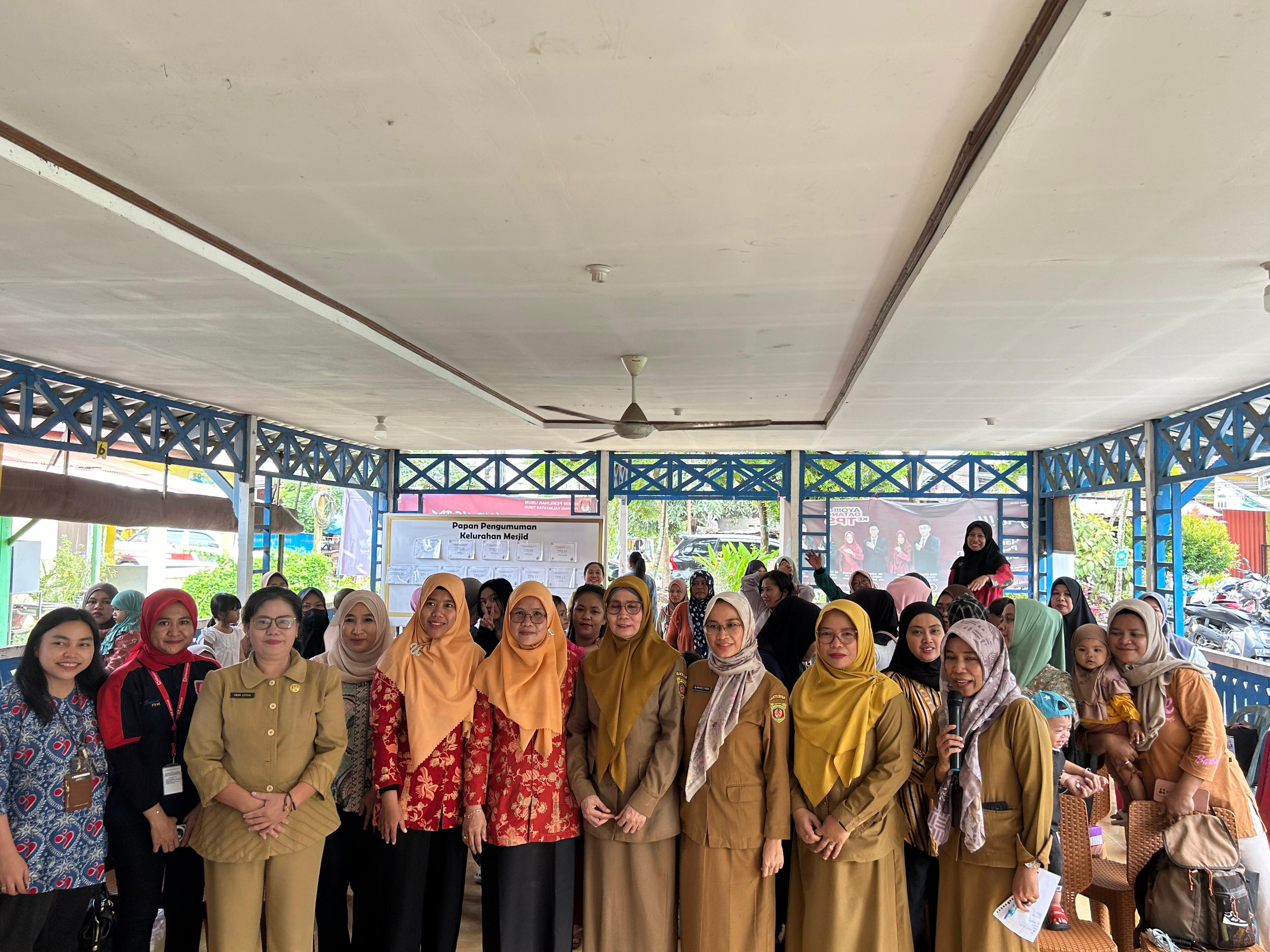 Perwakilan Pemkot Samarinda, Alfamidi Samarinda, dan warga berfoto bersama saat penyaluran program CSR Alfamidi dalam mengentaskan stunting, Selasa (12/11/2024).