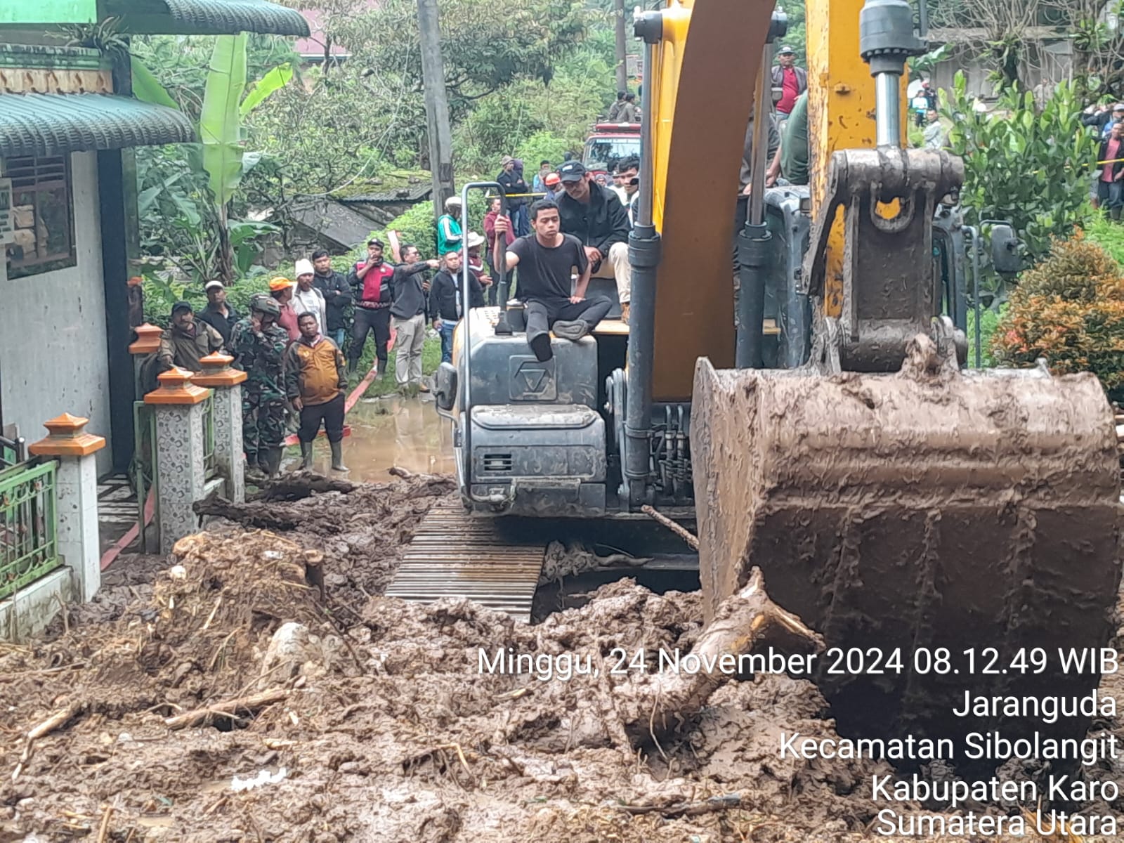 Operasi pencarian dan pertolongan (SAR) warga yang tertimbun longsor di Kabupaten Karo, Provinsi Sumatra Utara, Minggu (24/11/2024). (Foto: BNPB)