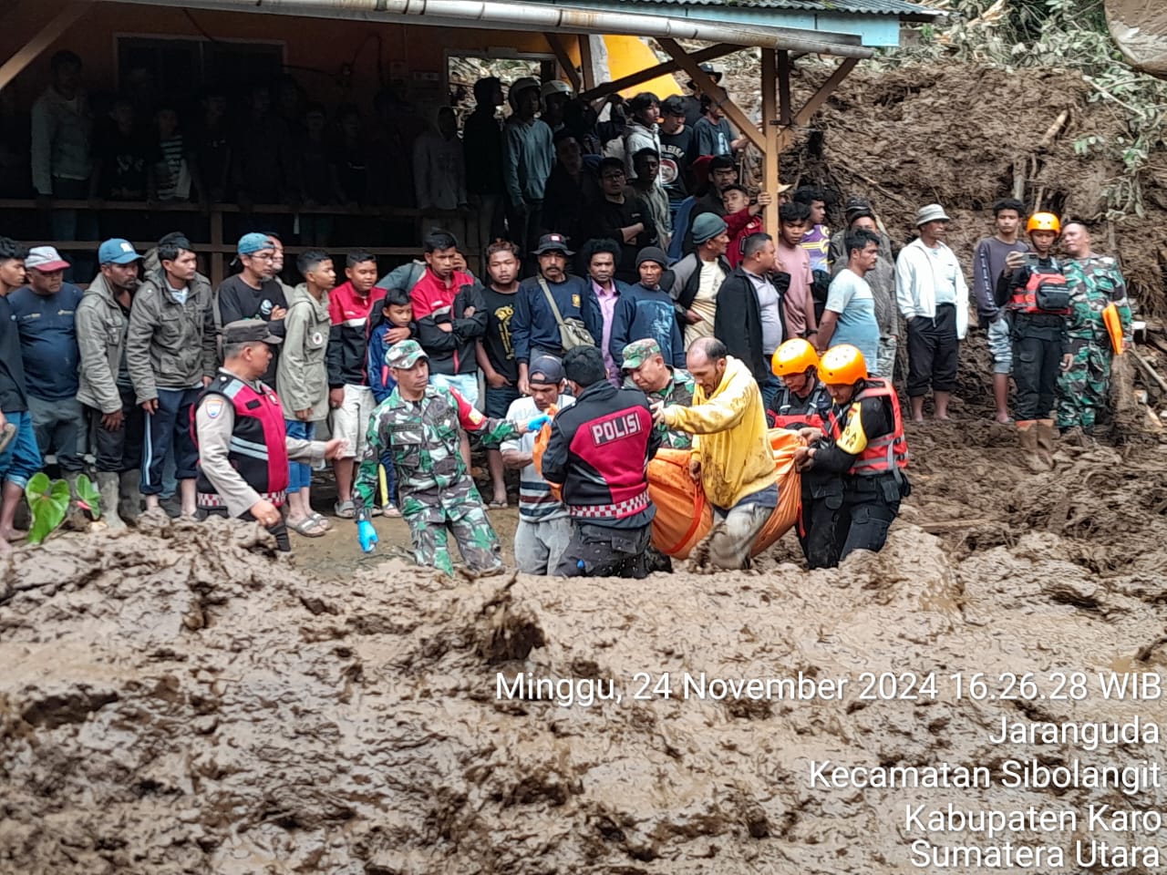 Operasi pencarian dan pertolongan (SAR) warga yang tertimbun longsor di Kabupaten Karo, Provinsi Sumatra Utara, Minggu (24/11/2024). (Foto: BNPB)