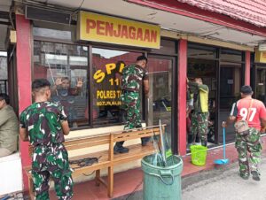 Personel TNI Yonif 613/Raja Alam bersama polri memperbaiki kerusakan di Mapolres Tarakan. (Foto: Penerangan Kodam VI/Mulawarman)