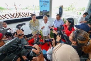 Kepala Otorita IKN Basuki Hadimuljono (tengah), Deputi Bidang Pendanaan dan Investasi Otorita IKN Agung Wicaksono (kanan), dan Chairman and Group CEO Citadel Group Dato’ Jeff S Medina memberi keterangan pers di City Hall Kantor Otorita Ibu Kota Nusantara di Nusantara, Selasa (18/3/2025).