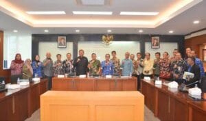 Wakil Ketua DPRD Kaltim berfoto bersama saat hadiri Rapat Persiapan PEDA XI. (Humas DPRD Kaltim)