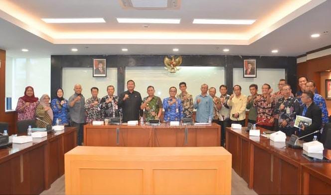 Wakil Ketua DPRD Kaltim berfoto bersama saat hadiri Rapat Persiapan PEDA XI. (Humas DPRD Kaltim)