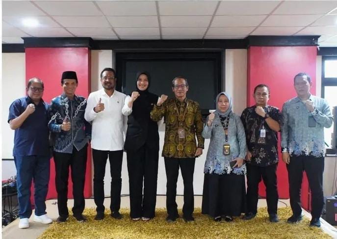 Yenni Eviliana Sambut Silaturahmi Helminizami Saat Berkunjung ke DPRD Kaltim Dimasa Purnabakti.