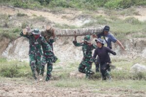 TNI bersama warga Desa Lembudud dan Long Tunggul berkolaborasi memperbaiki Jembatan Long Ayeh yang rusak di Kecamatan Krayan Barat, Nunukan, Kalimantan Utara, Sabtu (12/04/2025). (Foto: Kodam VI/Mulawarman)