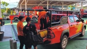 Tim Basarnas Balikpapan bersiap mencari korban hilang dalam insiden Kapal Feri Mukhlisa yang tenggelam di perairan Teluk Balikpapan sisi Penajam Paser Utara, Kalimantan Timur, Senin (5/5/2025) sekitar pukul 15.00 Wita. (Foto: Basarnas Balikpapan)