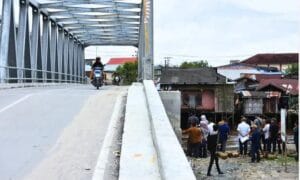 Pansus LKPJ Gubernur Kaltim Tinjau Jembatan Kuala Samboja, Kutai Kartanegara. (Humas DPRD Kaltim)