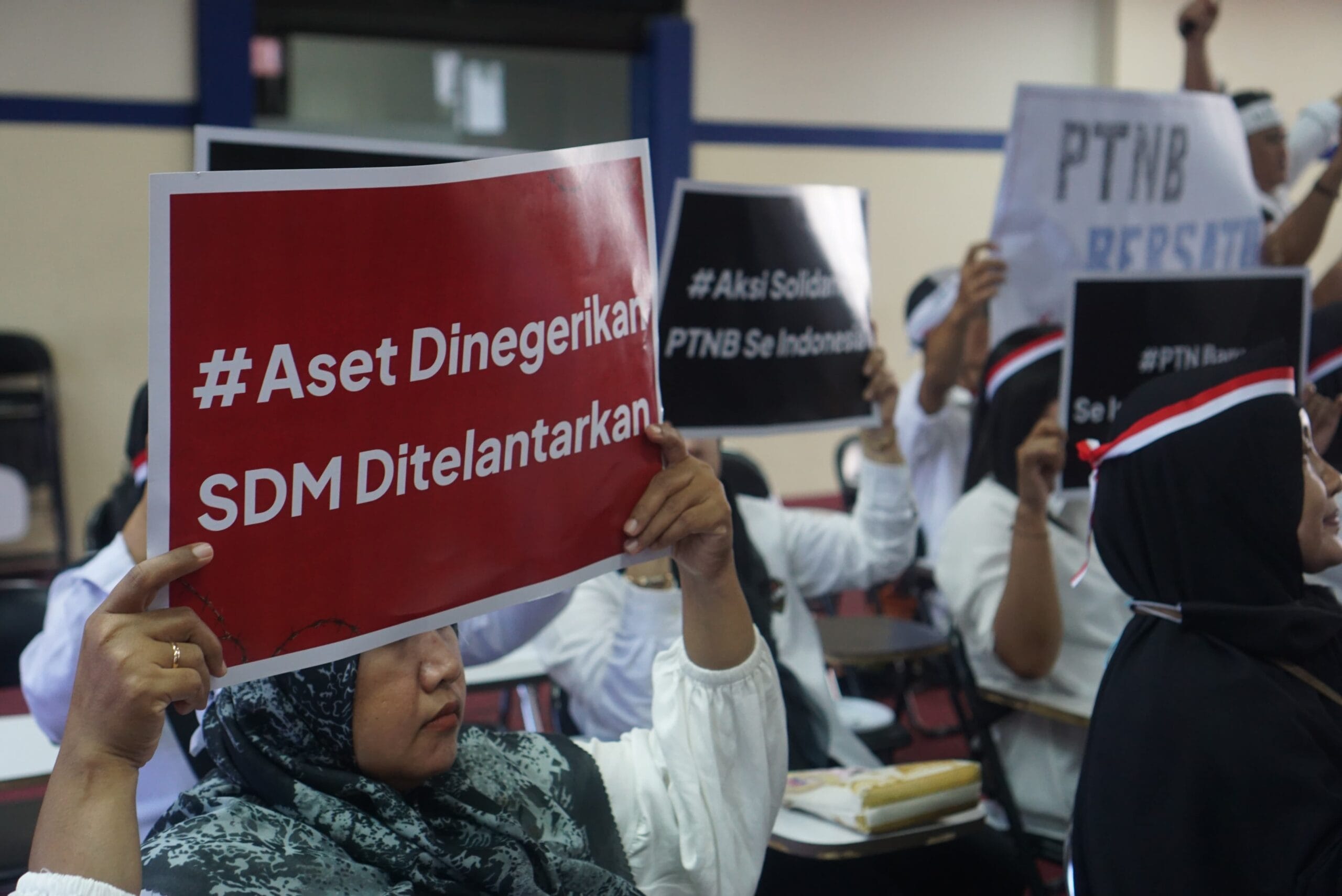 Sedikitnya 40 pegawai Politeknik Negeri Balikpapan (Poltekba) dan Institut Teknologi Kalimantan (ITK) yang berstatus Pegawai Pemerintah dengan Perjanjian Kerja (PPPK) menggelar aksi damai di kampus Poltekba, Kamis (15/5/2025).