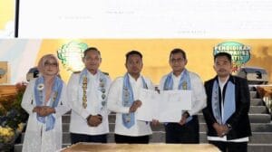 Ketua DPRD Kaltim, Hasanuddin Mas'ud (kanan) saat menghadiri pelaksanaan launching Program Gratispol di Plenary Hall GOR Kadrie Oening Sempaja Samarinda. (Foto : Humas DPRD Kaltim)