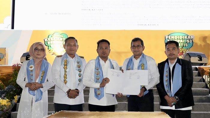 Ketua DPRD Kaltim, Hasanuddin Mas'ud (kanan) saat menghadiri pelaksanaan launching Program Gratispol di Plenary Hall GOR Kadrie Oening Sempaja Samarinda. (Foto : Humas DPRD Kaltim)