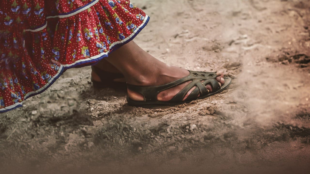 Huaraches, terbuat dari ban daur ulang, dan rok panjang yang biasa dipakai Lorena Ramirez. (Foto: IMDB)
