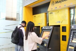 Nasabah bertransaksi di ATM Maybank Indonesia. (Foto: Maybank Indonesia)