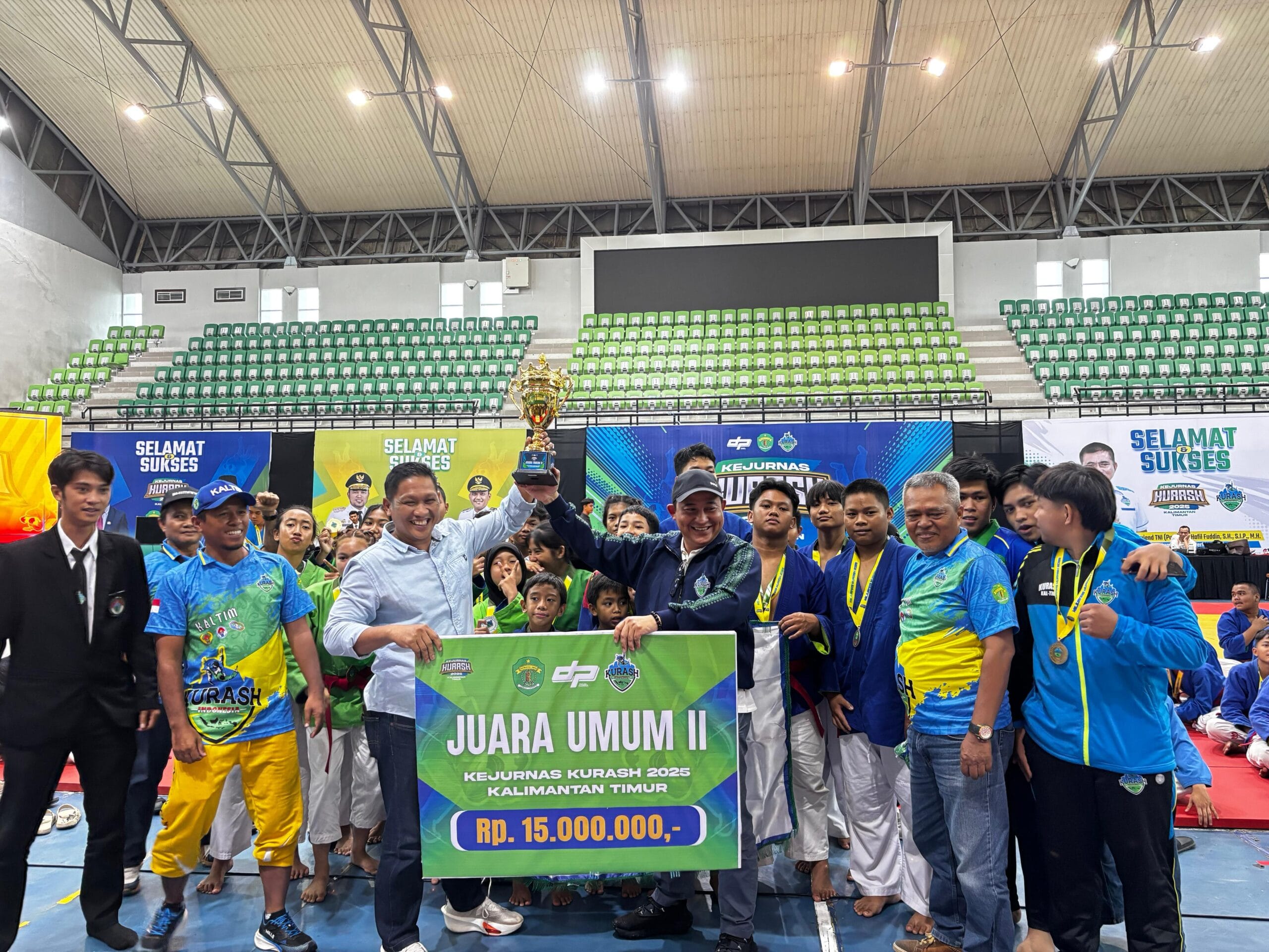 Sapto Setyo Pramono berfoto bersama dengan atlet kurash Kaltim.