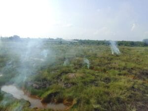 Petugas gabungan masih berupaya memadamkan sejumlah titik api di Kecamatan Indralaya, Kabupaten Ogan Ilir, Provinsi Sumatera Selatan (14/7/2025). (Foto BPBD Kabupaten Ogan Ilir)