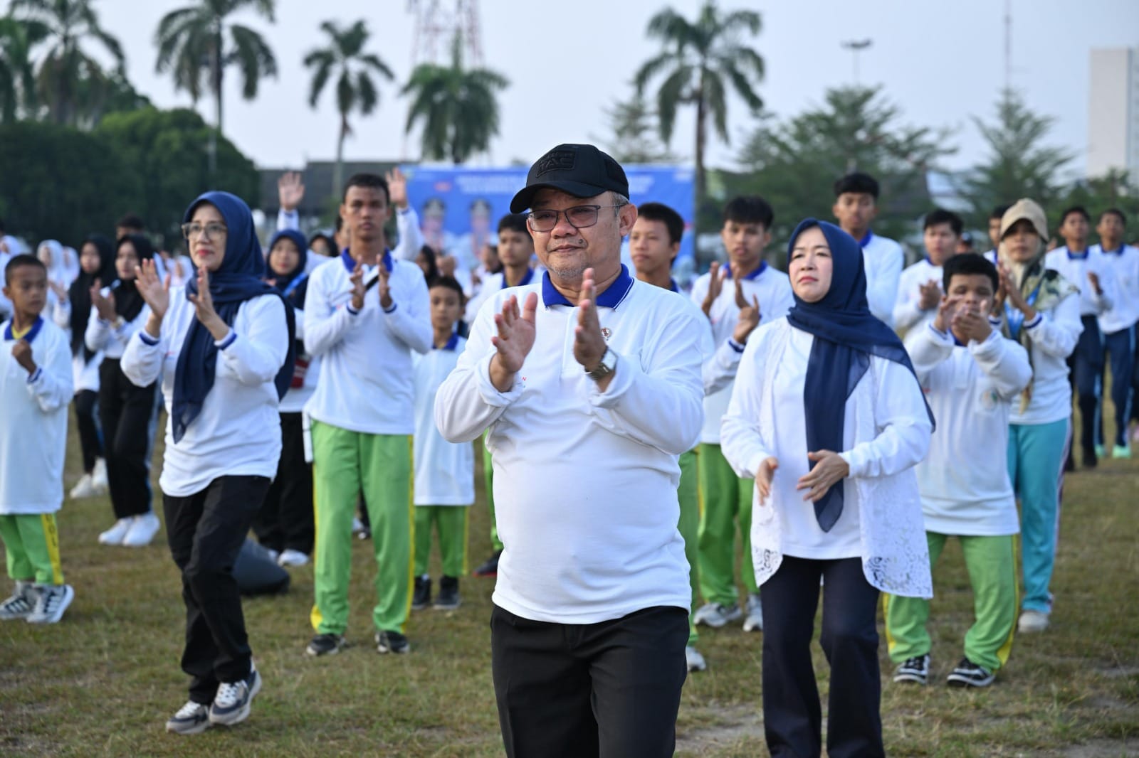 Ribuan murid mengikuti program Pagi Ceria bersama Menteri Pendidikan Dasar dan Menengah (Mendikdasmen) Abdul Mu’ti di Jambi, Kamis (24/7/2025). (Foto: Kementerian Dikdasmen)