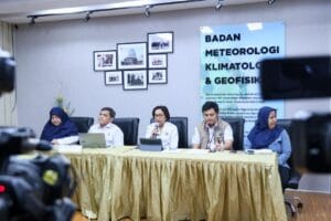 Daryono, Kepala Pusat Gempa Bumi dan Tsunami BMKG di Jakarta, (kedua dari kiri) saat siaran pers tentang dampak gempa Rusia M 8,7 di Kantor BMKG, Jakarta, Rabu (30/7/2025).