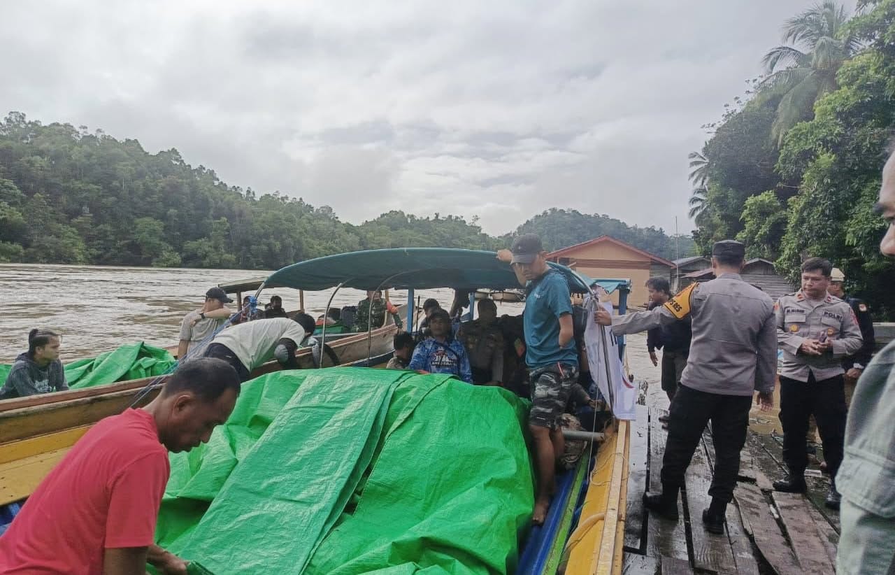 Ilustrasi: Polres Mahakam Ulu mengawal distribusi logistik pemilu menuju wilayah terpencil Kecamatan Long Apari. pada Rabu, 21 Mei 2025. (Dokumentasi Polres Mahakam Ulu)