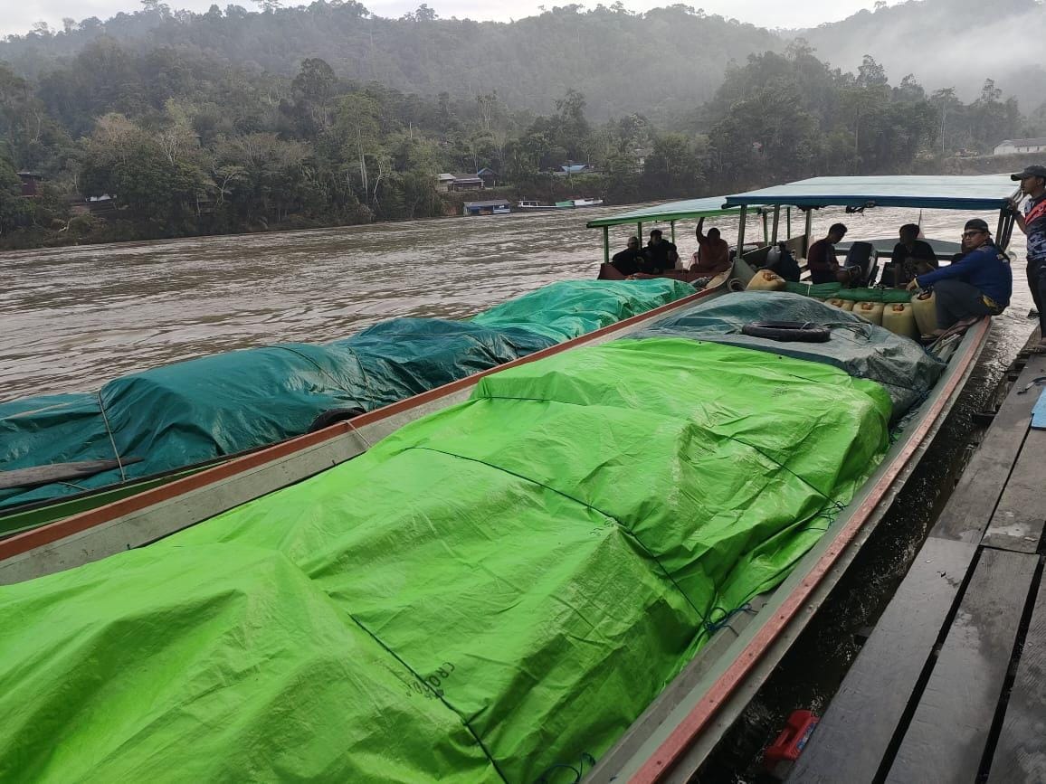 Ilustrasi: Suasana pengangkutan barang menuju Long Apari, Kabupaten Mahakam Ulu, Kalimantan Timur, Rabu (22/05/2024). (Dokumentasi Polres Mahakam Ulu) - Beras Sekarung Rp 1,2 Juta di Kabupaten Mahakam Ulu, Warga Butuh Jalur Darat