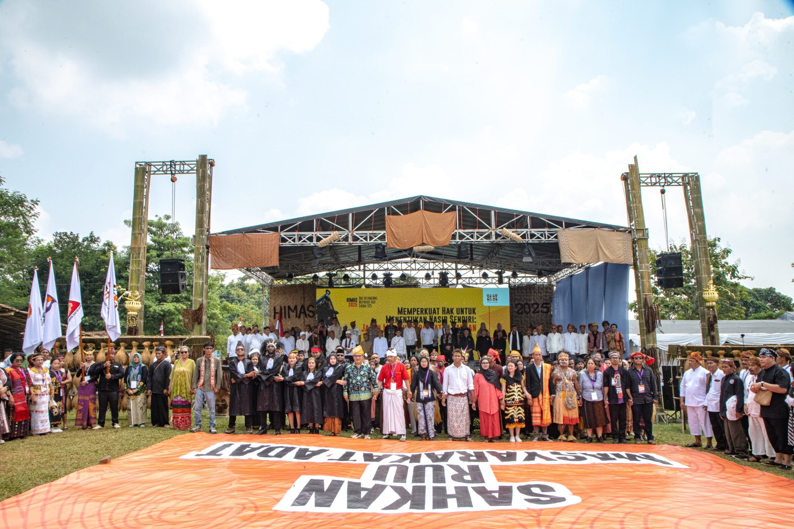 Ratusan perwakilan Masyarakat Adat dari tujuh region Nusantara berkumpul di Kasepuhan Guradog, Lebak, Banten, untuk memperingati Hari Internasional Masyarakat Adat Sedunia (HIMAS) pada 9 Agustus 2025. (Dokumentasi AMAN)