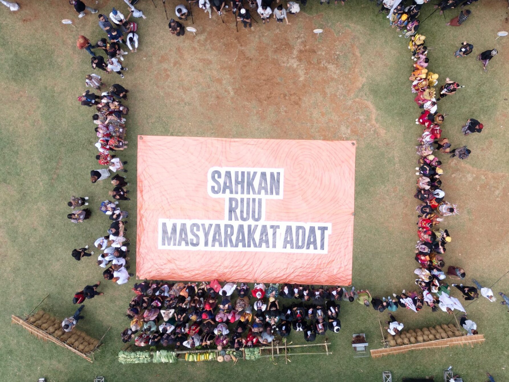 Ratusan perwakilan Masyarakat Adat dari tujuh region Nusantara berkumpul di Kasepuhan Guradog, Lebak, Banten, untuk memperingati Hari Internasional Masyarakat Adat Sedunia (HIMAS) pada 9 Agustus 2025. (Dokumentasi AMAN)