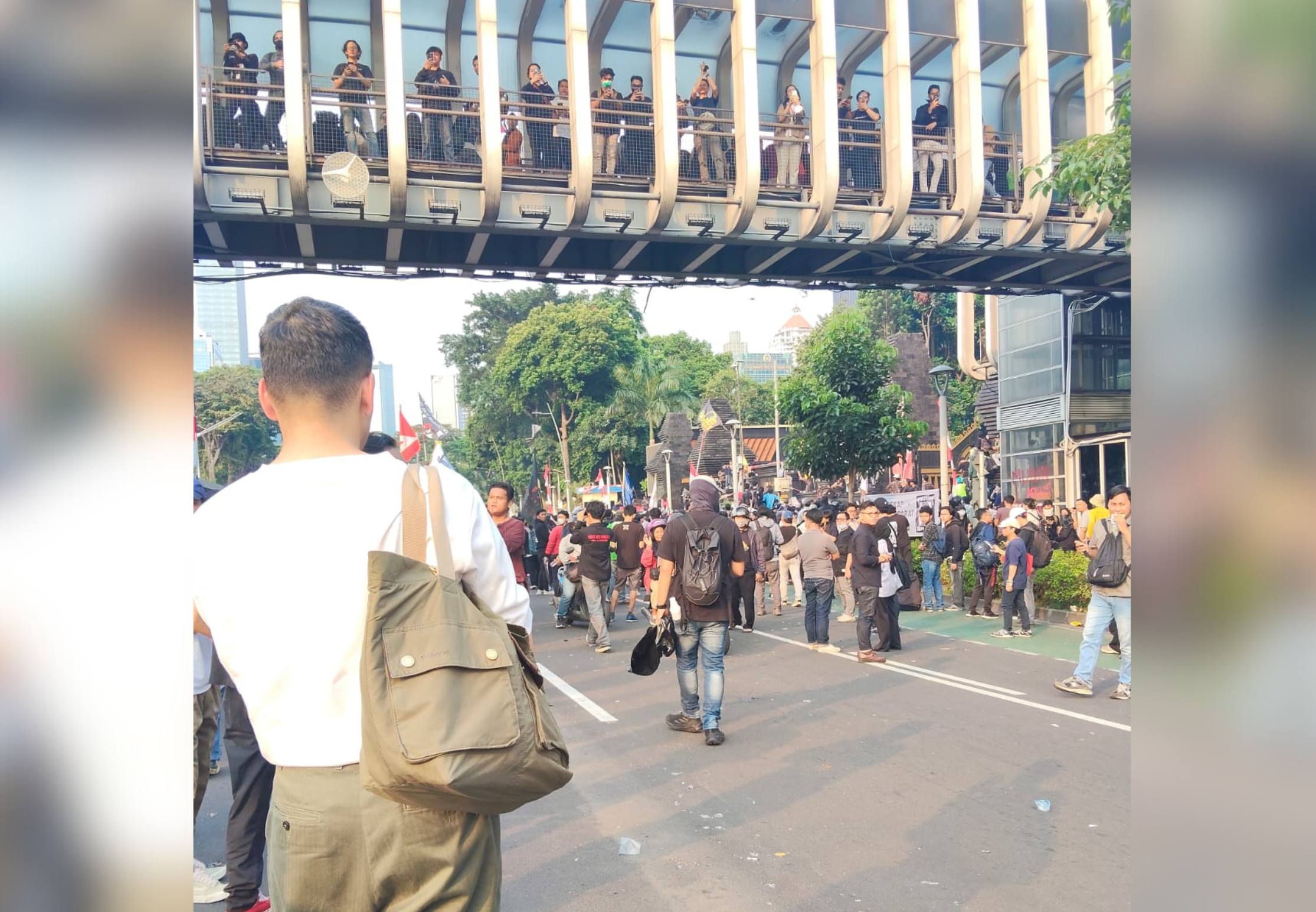 Simbol, Solidaritas, dan Ketegangan Struktural: Kelas Menengah dalam Demonstrasi - Esai Ubaidillah.