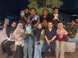 Peserta diskusi buku berfoto bersama dalam kegiatan yang dihelat oleh Ruang Sastra Kalimantan Timur di Samarinda baru-baru ini. (Dokumentasi Ruang Sastra Kaltim)