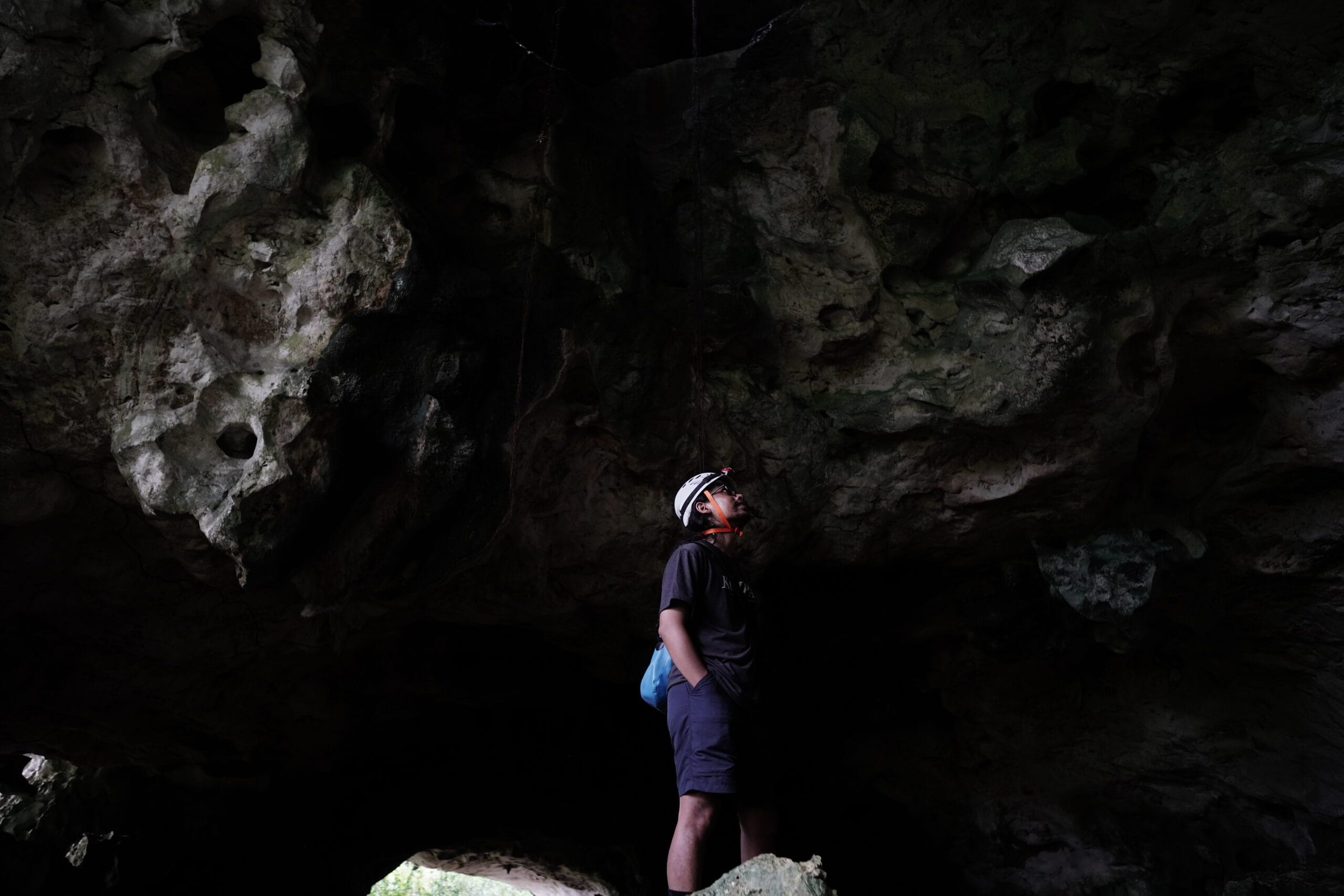 Pengunjung menikmati Goa Bloyot, Kampung Merabu, Kecamatan Kelay, Kabupaten Berau, Kalimantan Timur. (Foto oleh YKAN).