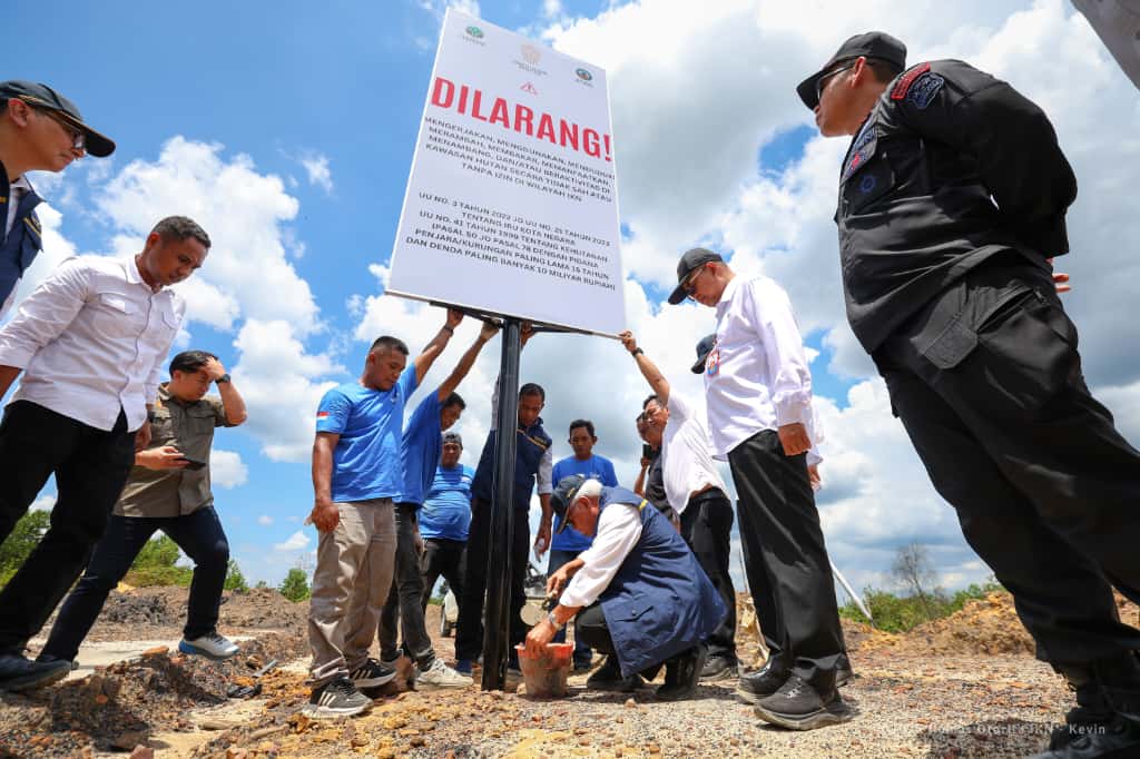 Kepala Otorita IKN Basuki Hadimuljono dan Satgas Penanggulangan Aktivitas Ilegal di wilayah Ibu Kota Nusantara memasang plang larangan merusak hutan di kawasan Bukit Tengkorak yang ditambang secara ilegal pada Rabu (15/10/2025). Kawasan ini masuk dalam delienasi Ibu Kota Nusantara (IKN). (Foto: Humas Otorita IKN)