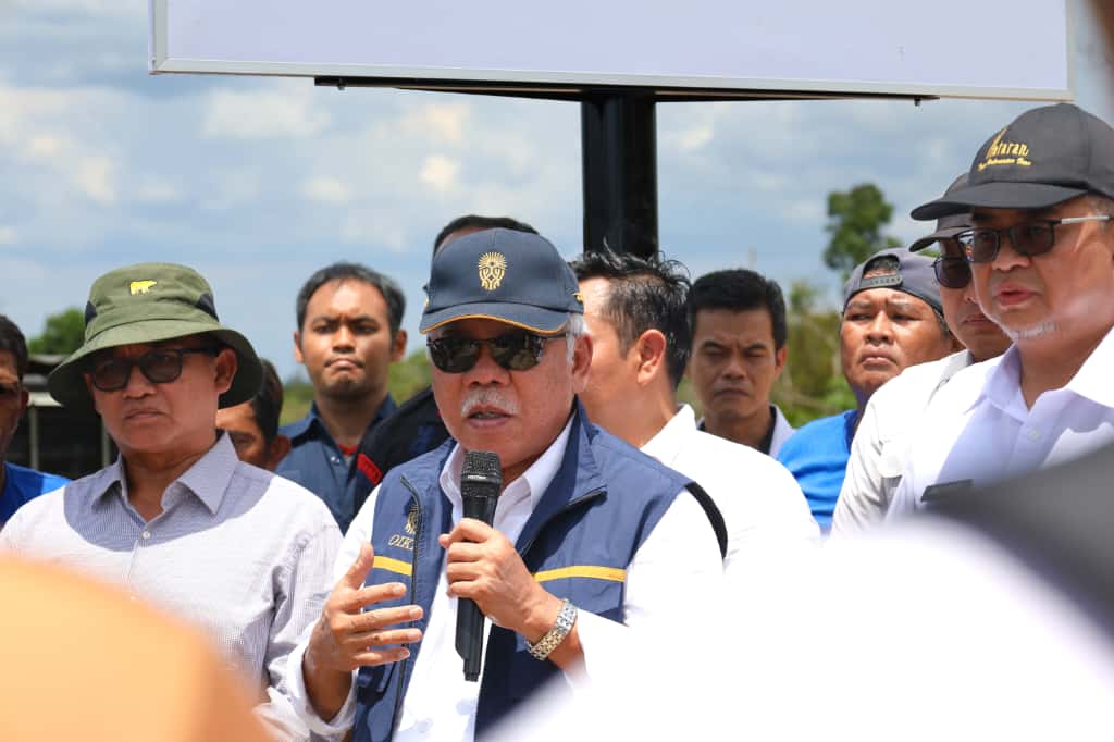 Kepala Otorita IKN Basuki Hadimuljono memberi keterangan pers setelah memasang plang larangan merusak hutan di kawasan Bukit Tengkorak yang ditambang secara ilegal pada Rabu (15/10/2025). Kawasan ini masuk dalam delienasi Ibu Kota Nusantara (IKN). (Foto: Humas Otorita IKN)