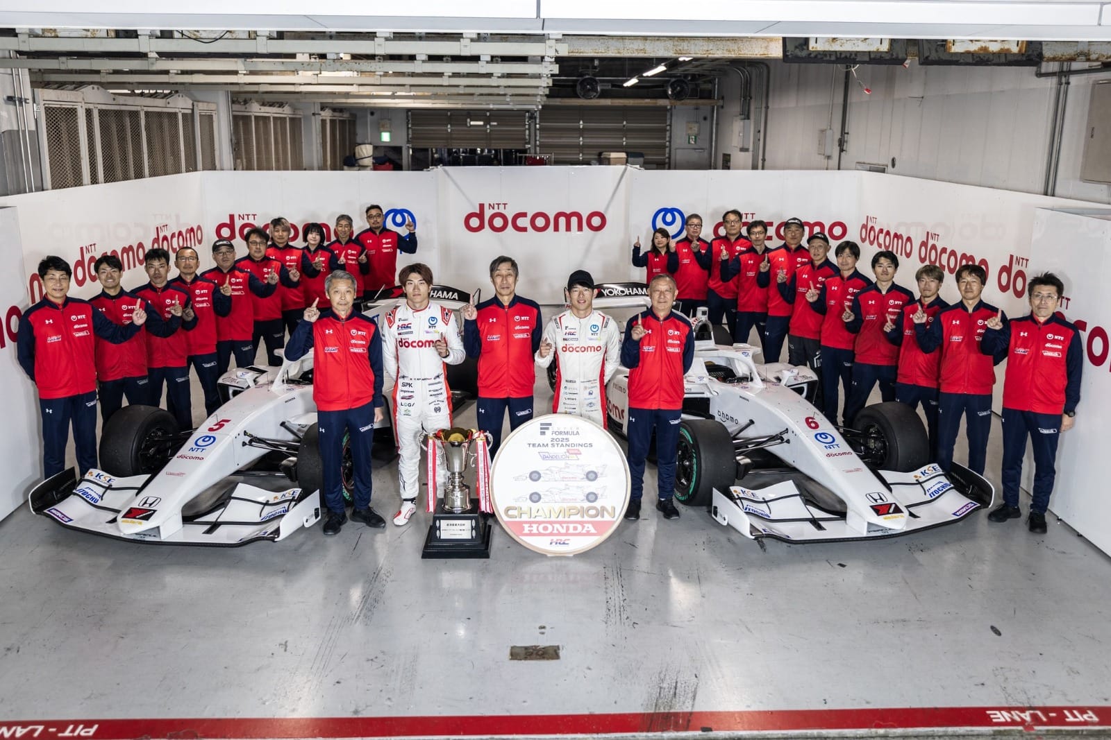 Honda kembali menunjukkan dominasinya di dunia balap dengan meraih gelar juara Tim dan Pembalap pada ajang Super Formula musim 2025. Honda juga sukses memperoleh gelar Rookie of the Year 2025, menegaskan sinergi kuat antara performa mesin Honda, strategi tim, dan kualitas para pembalap. (Foto: Honda)