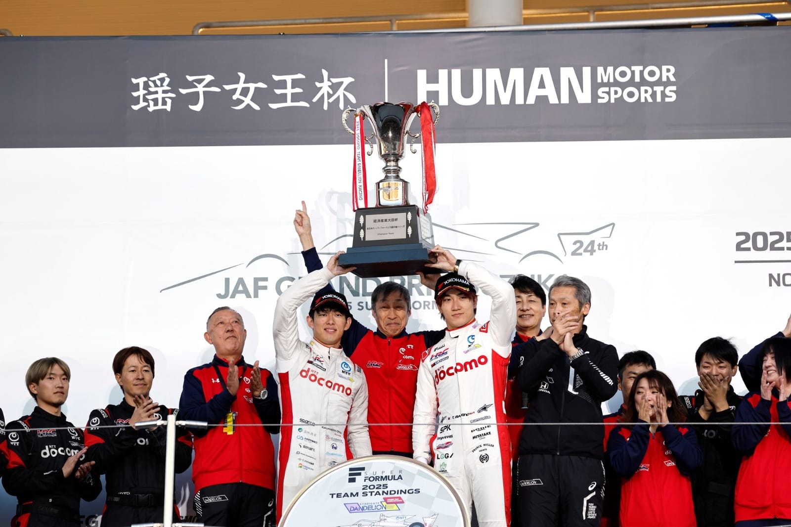 Honda kembali menunjukkan dominasinya di dunia balap dengan meraih gelar juara Tim dan Pembalap pada ajang Super Formula musim 2025. Honda juga sukses memperoleh gelar Rookie of the Year 2025, menegaskan sinergi kuat antara performa mesin Honda, strategi tim, dan kualitas para pembalap.