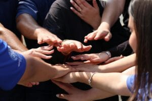 Ilustrasi kerja sama anak muda dalam kegiatan ramah lingkungan. (Foto: Pexels)