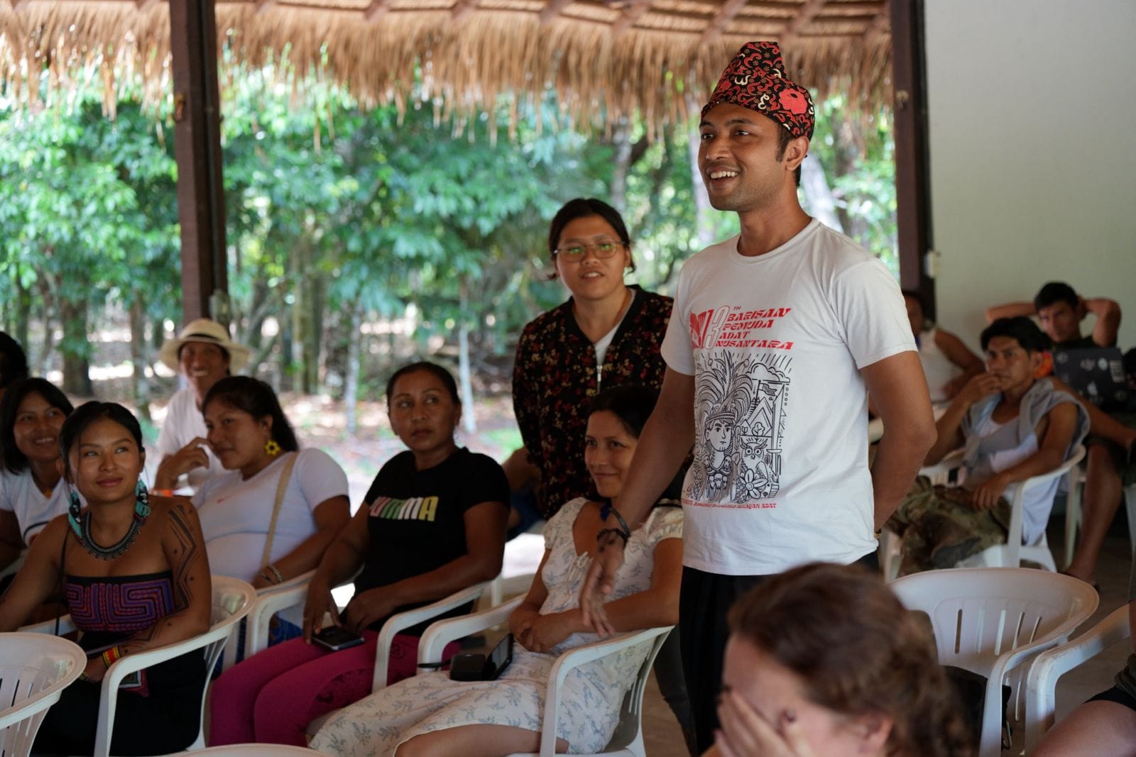 Hero Aprila berbagi knowledge dengan komunitas adat setempat (foto_ dok BPAN dan AMAN)