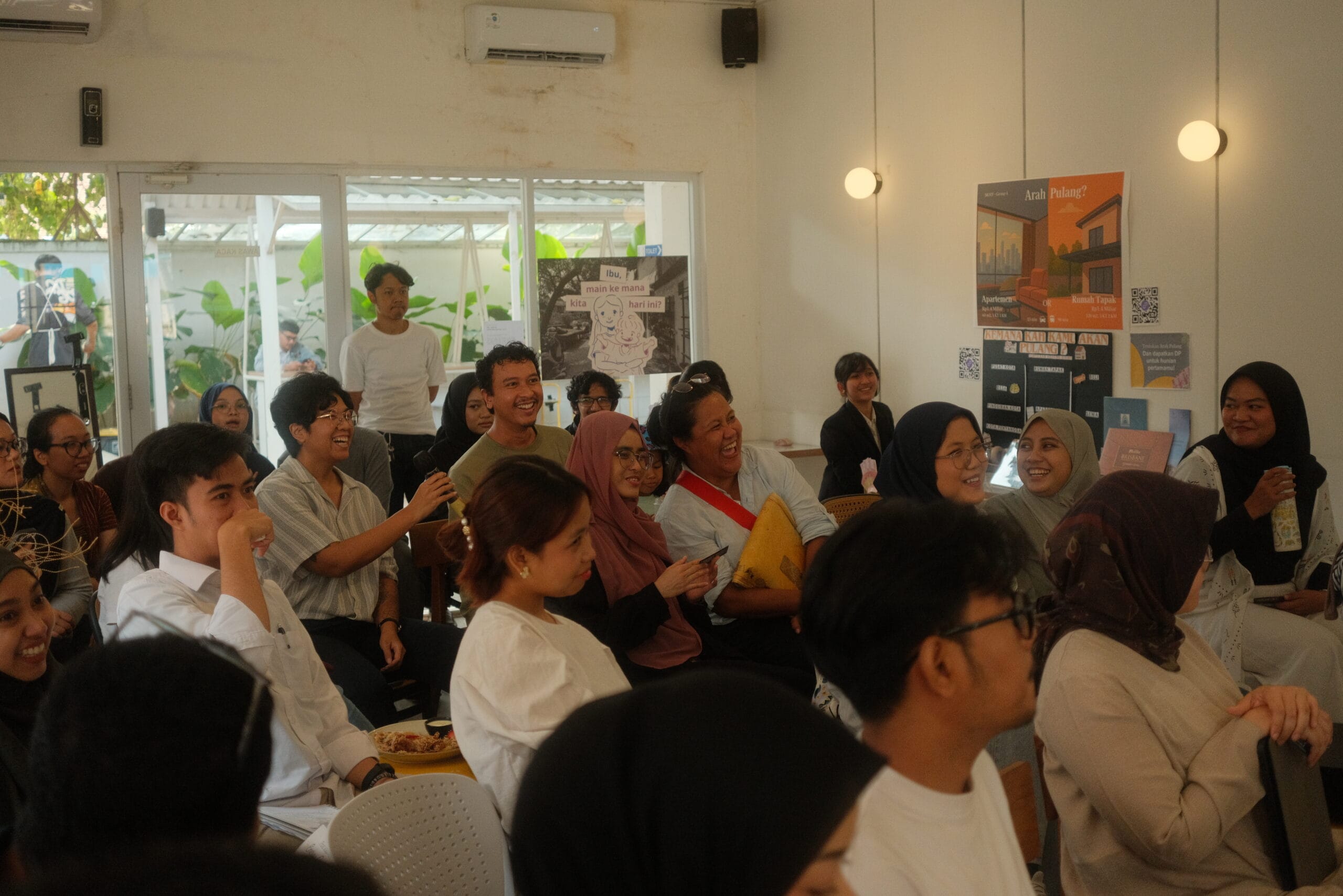 Suasana riuh partisipan yang datang di Fellows Action Lab, berinteraksi dengan proyek Youth Engagement para fellows (Dokumentasi Ministry of the Future)