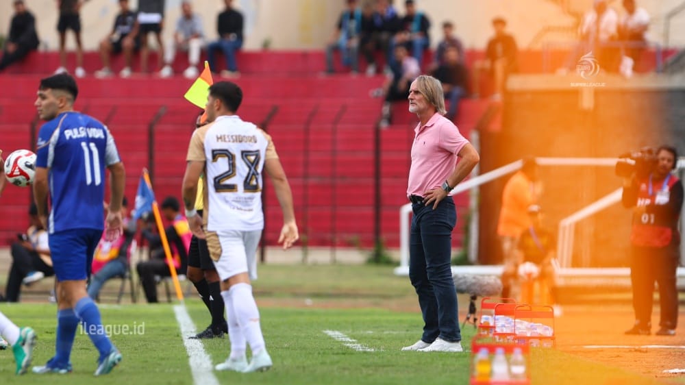 Pelatih Dewa United Banten FC Jan Olde Riekerink melihat anak asuhnya dalam lanjutan pekan ke-11 BRI Super League 2025/26, Rabu (5/11/2025), untuk melawan Boreno FC Samarinda. (Foto: ileague.id)