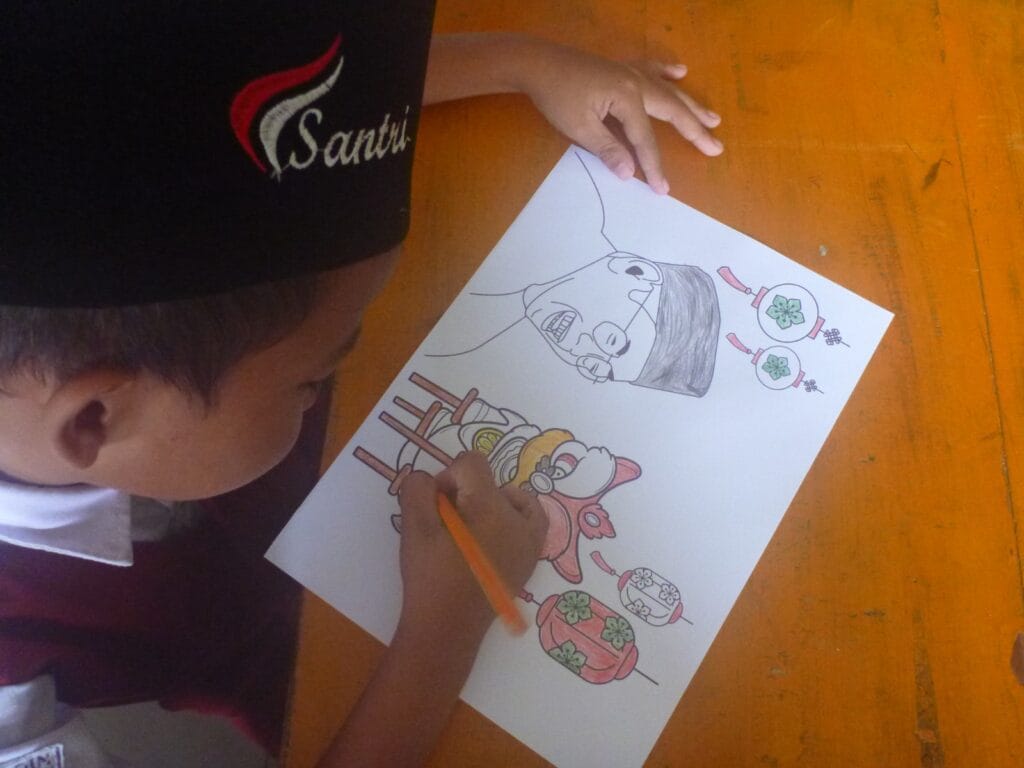 Siswa MI Al Muttaqin Cilacap mewarnai seni grafis Gus Dur pada Selasa (11/11/2025). Presiden ke-4 Abdurrahman Wachid dianugerahi gelar pahlawan oleh Presiden RI Prabowo Subianto pada 10 November 2025.