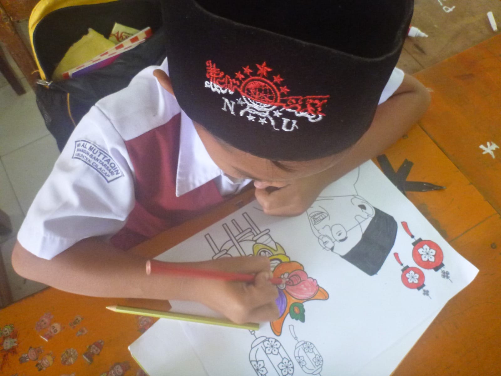 Siswa MI Al Muttaqin Cilacap mewarnai seni grafis Gus Dur pada Selasa (11/11/2025). Presiden ke-4 Abdurrahman Wachid dianugerahi gelar pahlawan oleh Presiden RI Prabowo Subianto pada 10 November 2025.