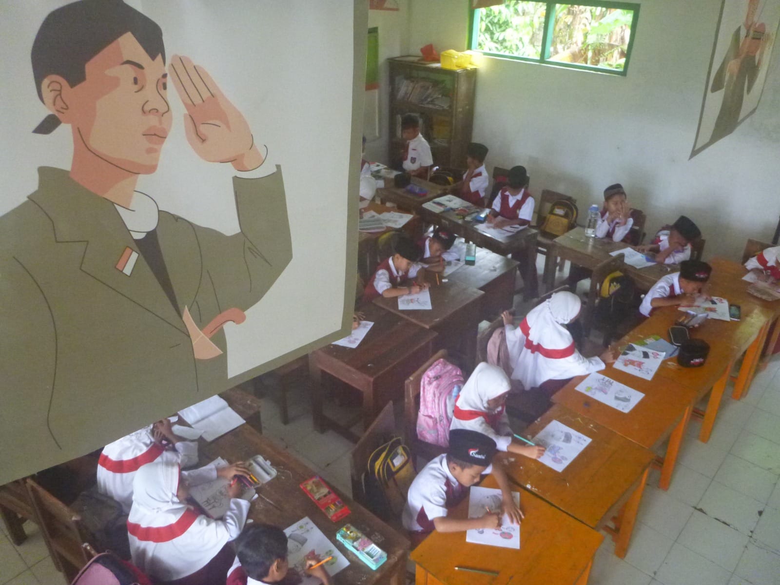 Siswa MI Al Muttaqin Cilacap mewarnai seni grafis Gus Dur pada Selasa (11/11/2025). Presiden ke-4 Abdurrahman Wachid dianugerahi gelar pahlawan oleh Presiden RI Prabowo Subianto pada 10 November 2025.