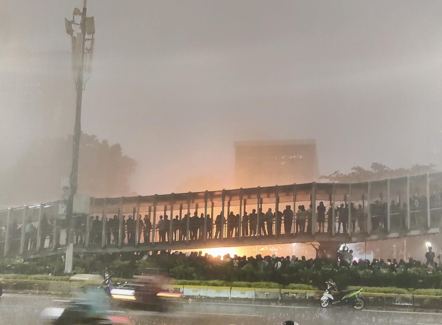 ILUSTRASI: Demonstrasi di depan Polda Metro Jakarta Agustus 2025. (Dokumentasi Ubaidillah) Pati Melawan