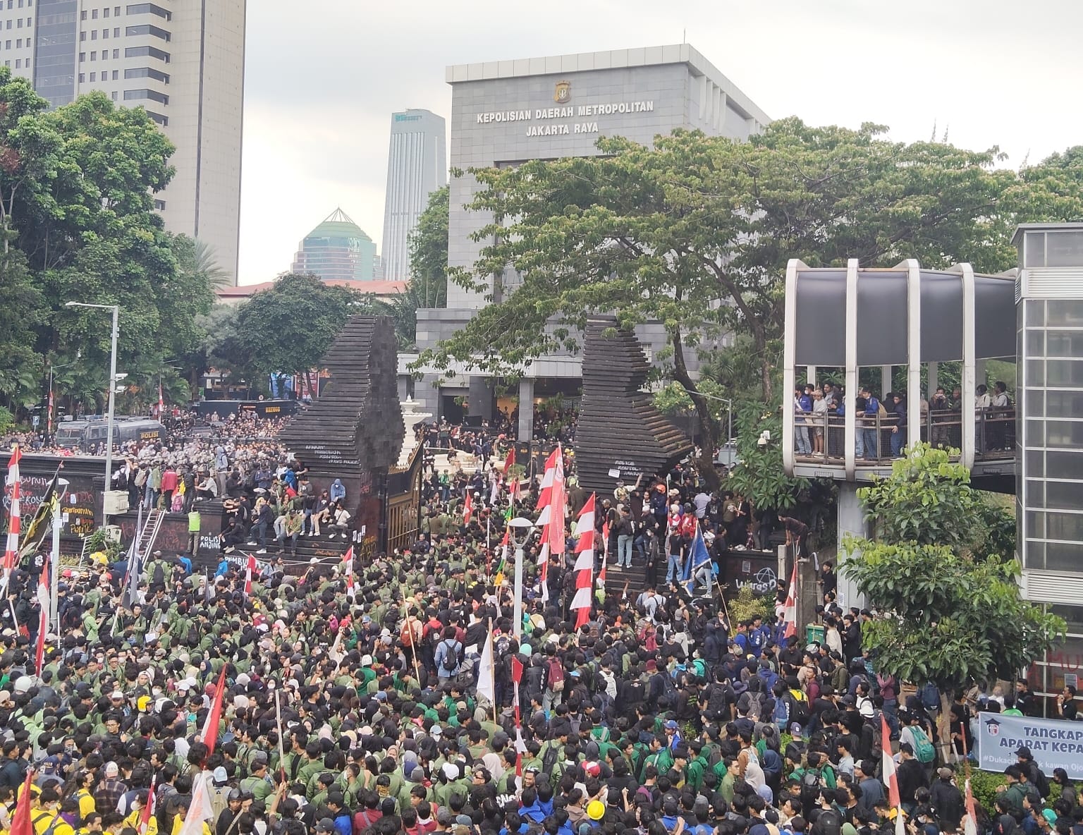 ILUSTRASI: Demonstrasi di depan Polda Metro Jakarta Agustus 2025. (Dokumentasi Ubaidillah)