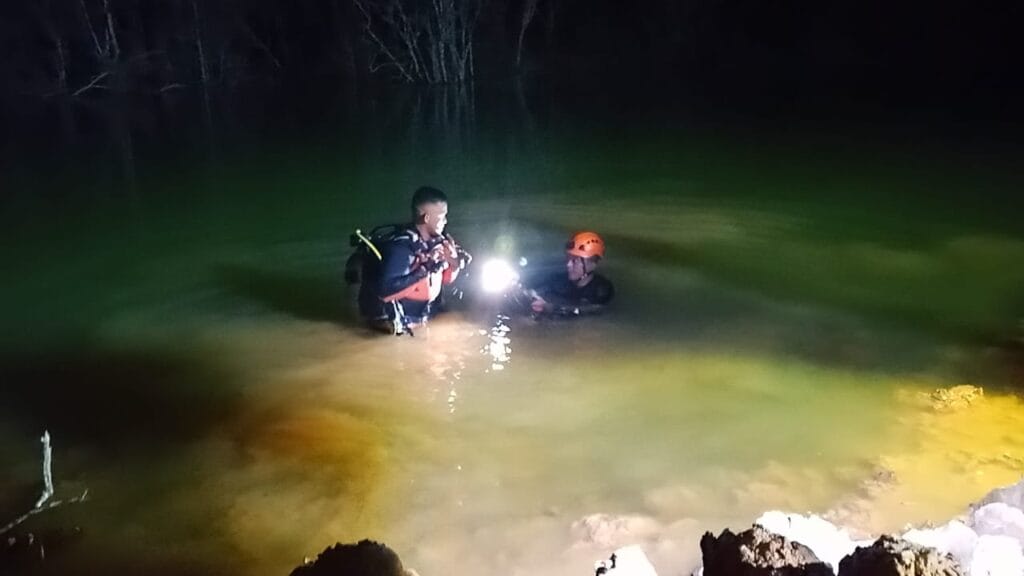 TIm gabungan mencari enam anak tenggelam di sebuah kubangan di sekitar lahan terbuka di Kota Balikpapan, Kalimantan Timur, Senin (17/11/2025) sekitar pukul 17.30 Wita.