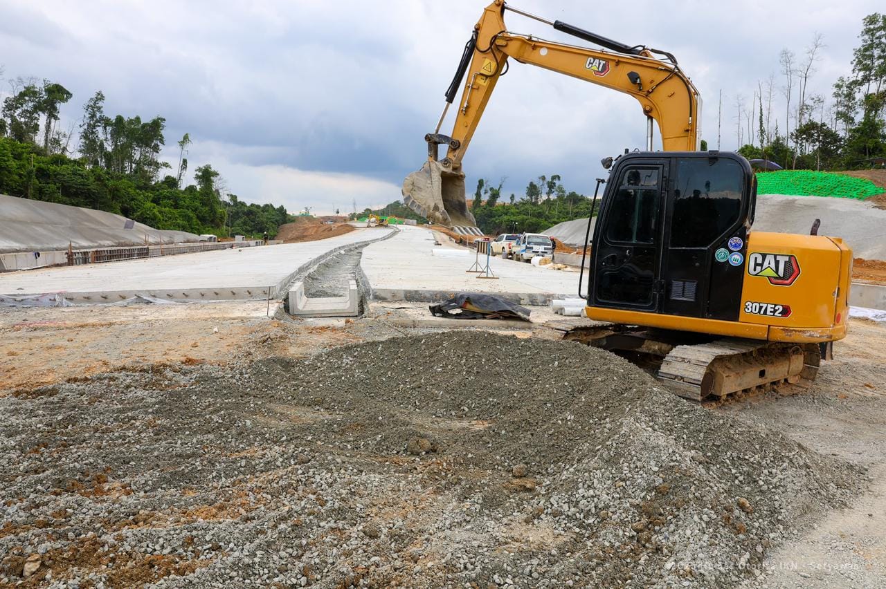 Alat berat dioperasikan dalam pembangunan jalan di Kawasan Inti Pusat Pemerintahan Ibu Kota Nusantara (IKN) pada Oktober 2025. (Foto: Humas Otorita IKN)