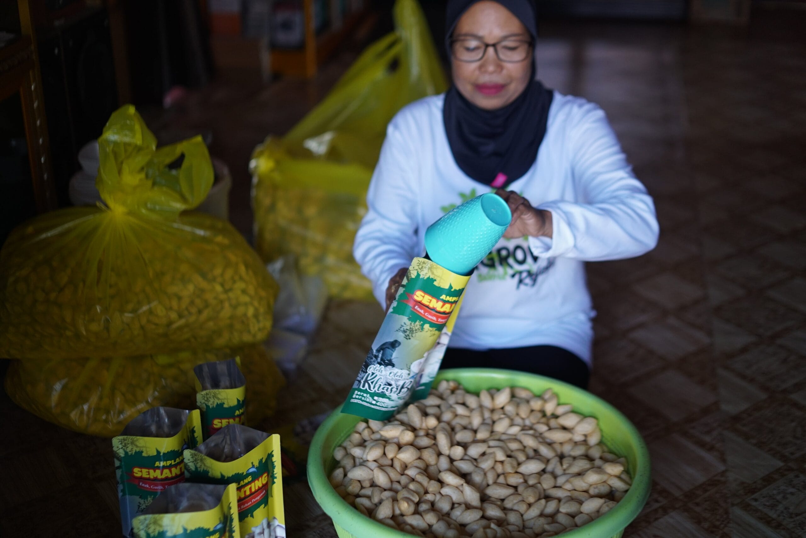 Anggota koperasi usaha mengolah hasil tambak di Kabupten Berau, Kalimantan Timur. (Dokumentasi Chevron)