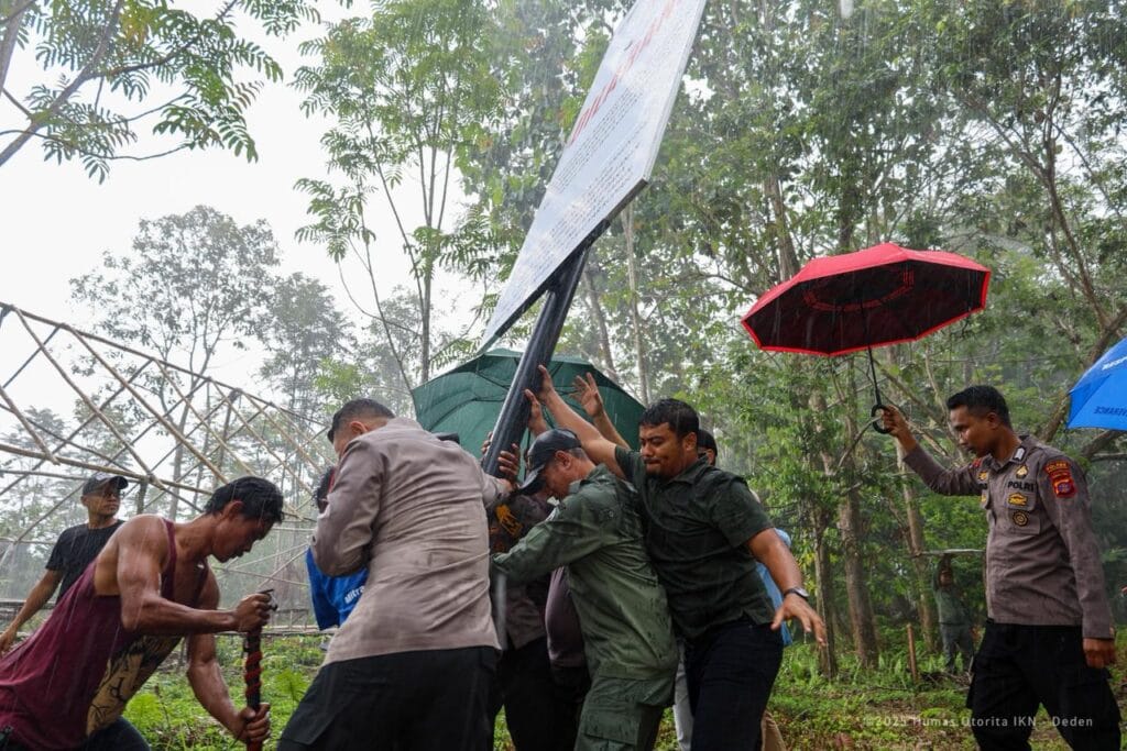 torita IKN memperkuat upaya menjaga kawasan hutan dan mencegah kerusakan lingkungan dengan menggelar Rapat Koordinasi dan pemasangan papan larangan aktivitas ilegal di Taman Hutan Raya (Tahura) Bukit Soeharto, Kutai Kartanegara, Rabu (03/12/2025). (HUMAS OTORITA IKN)