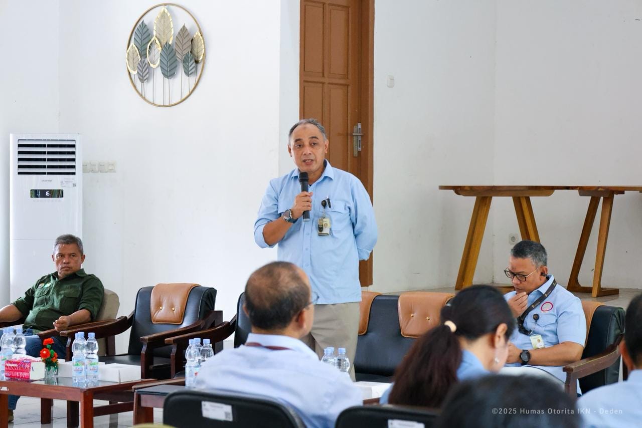 Kepala Unit Kerja Hukum dan Kepatuhan Otorita IKN, Agung Dodit Muliawan, berbicara  dalam koordinasi menjaga kawasan hutan dan mencegah kerusakan lingkungan pada Rabu (03/12/2025). (HUMAS OTORITA IKN)