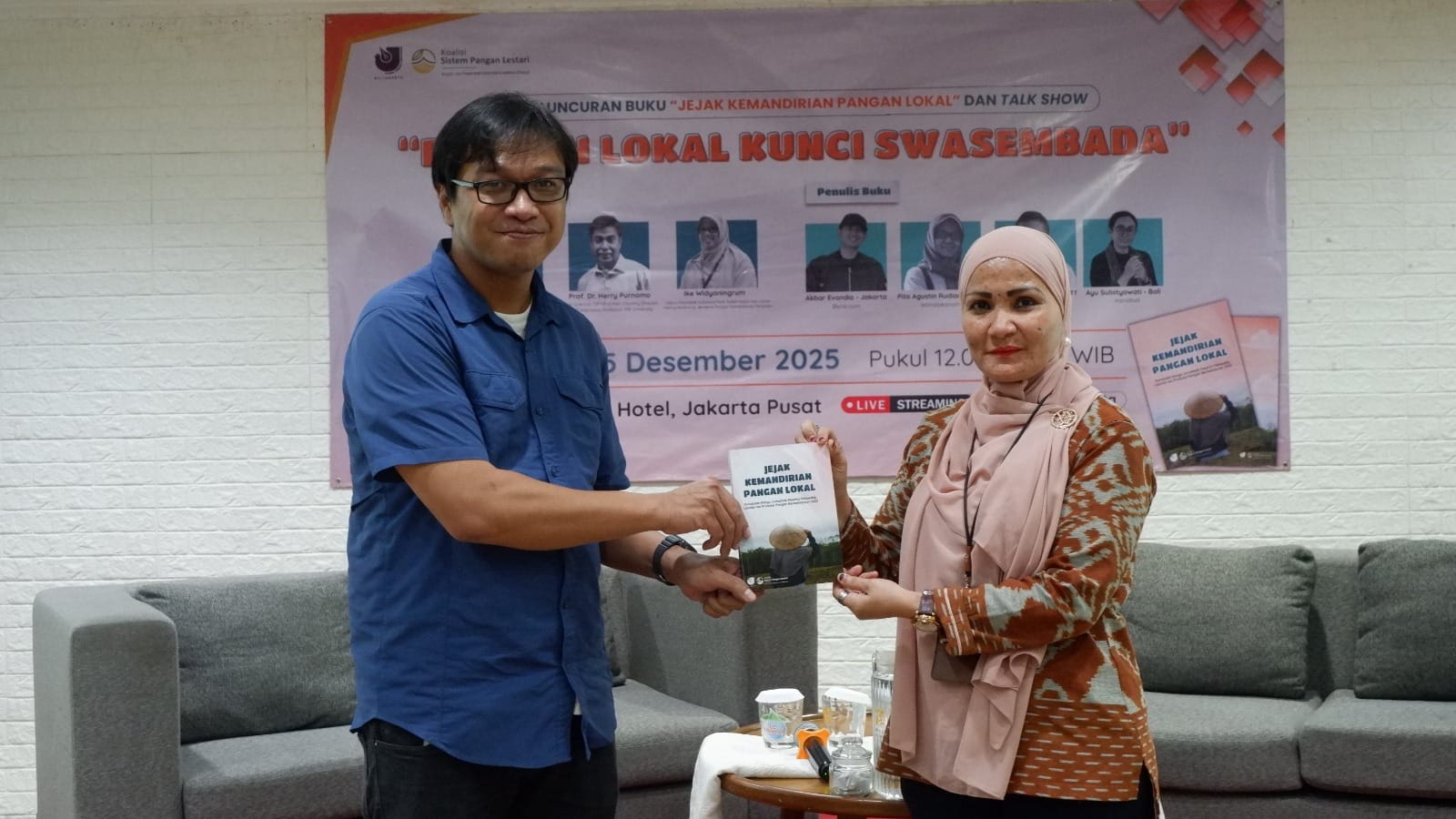 Koalisi Sistem Pangan Lestari (KSPL) bersama Aliansi Jurnalis Independen (AJI) Jakarta resmi meluncurkan buku berjudul “Jejak Kemandirian Pangan Lokal” pada Jumat, 5 Desember 2025, di Tamarin Hotel, Jakarta Pusat. (Foto AJI Jakarta)