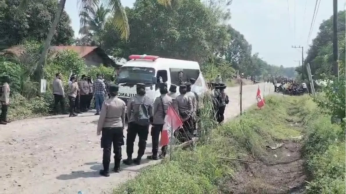 Petani KTPHS yang terluka segera dibawa ke rumah sakit terdekat pada Rabu lalu. (Foto: KPA)