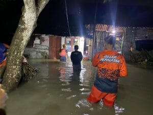Tim BPBD Kabupaten Jember melakukan penanganan dan asssement saat banjir melanda Desa Ampel, Kecamatan Wuluhan, Kabupaten Jember, pada Selasa (13/1/2026). (Foto: BPBD Kab. Jember)