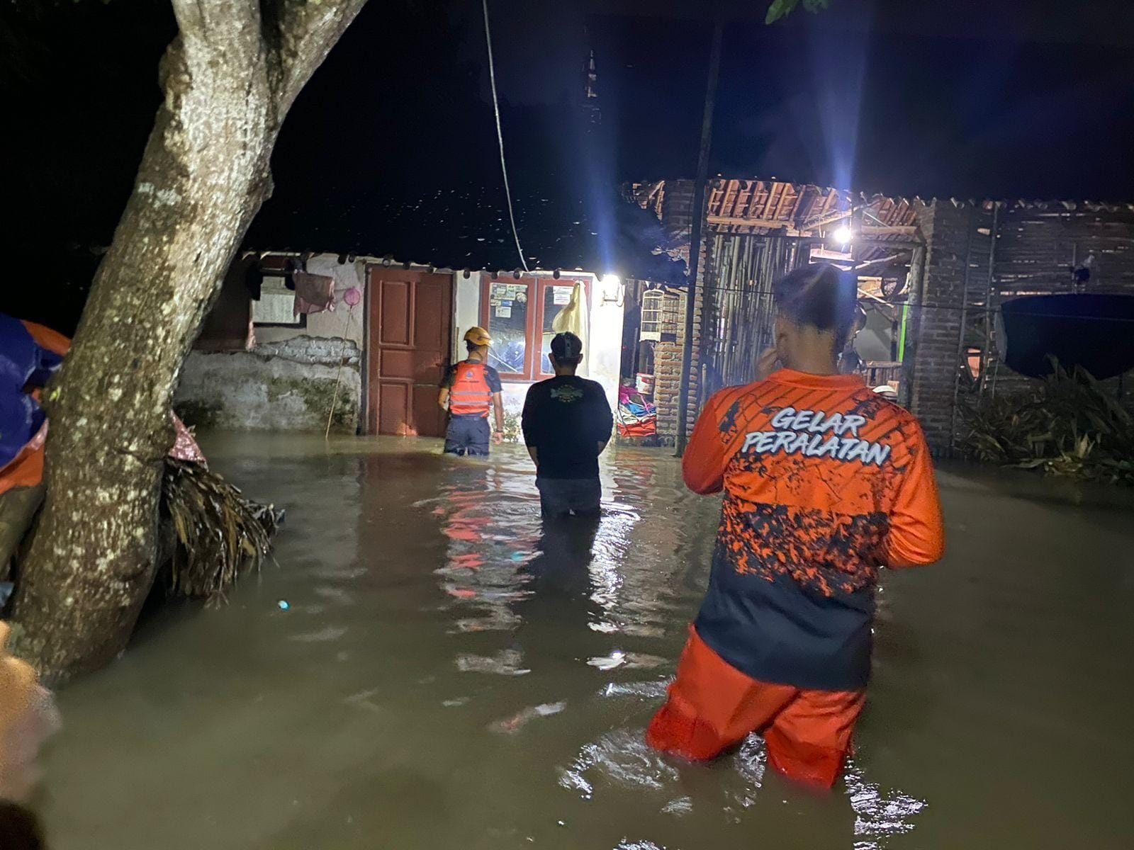 Tim BPBD Kabupaten Jember melakukan penanganan dan asssement saat banjir melanda Desa Ampel, Kecamatan Wuluhan, Kabupaten Jember, pada Selasa (13/1/2026). (Foto: BPBD Kab. Jember)