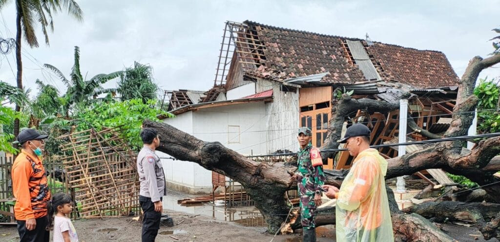 Kondisi rumah yang mengalami rusak akibat diterjang angin puting beliung yang melanda Desa Banyuputih, Kecamatan Banyuputih, Kabupaten Situbondo, pada Kamis (15/1/2026). (Foto: BPBD Kab. Situbondo)